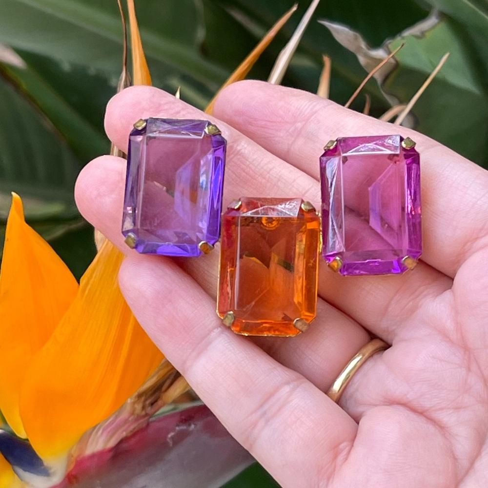 Three color emerald cut lucite gold tone pin brooch - Picture 9 of 9